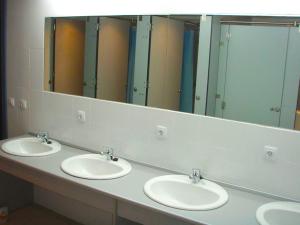 a bathroom with two sinks and two mirrors at Albergue Irugoienea in Espinal-Auzperri