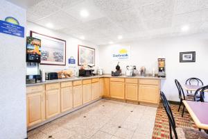 Kuchyň nebo kuchyňský kout v ubytování Days Inn by Wyndham Hornell NY