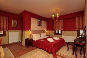 A bed or beds in a room at Menalia Villas & Suites ΚΤΗΜΑ ΚΟΥΜΠΟΥΡΗ
