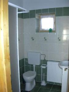A bathroom at Vendégmarasztaló Porta