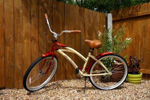 オースティンにあるTiny Houseの柵の横に停められた赤い自転車