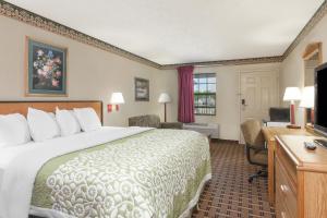 Habitación de hotel con cama y escritorio en Days Inn by Wyndham Lexington, en Lexington