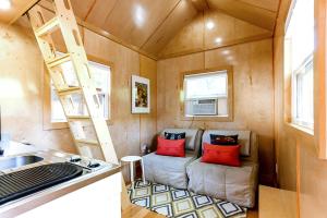 奥斯汀Tiny House的带沙发和梯子的小房子