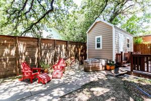 オースティンにあるTiny Houseの赤い椅子と柵のある裏庭
