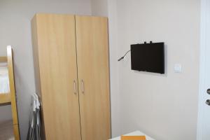 TV a/nebo společenská místnost v ubytování Villa Flora Apartments Krushevo