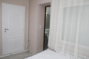 Postel nebo postele na pokoji v ubytování Villa Flora Apartments Krushevo