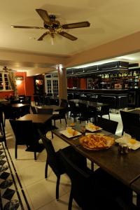 モントルイユ・ベレにあるHotel Spa Le Relais Du Bellayのテーブルと椅子のあるレストラン、バー