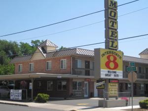 a building with a sign for an motel at Interstate 8 Motel in Lakeview