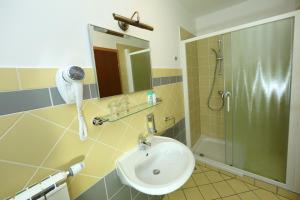 Koupelna v ubytování Sobe Grabar + 37 fotografií
