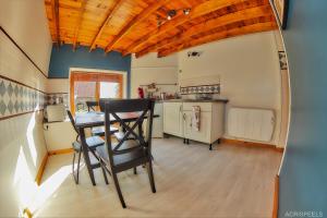 a room with a table and a kitchen at Bulles et Natures B&B in Hergnies