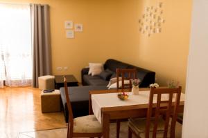 sala de estar con mesa y sofá en Apartments Villa Nataly, en Zadar