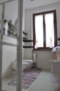 エルバにあるil coniglio sulla lunaのバスルーム(トイレ、洗面台付)、窓が備わります。
