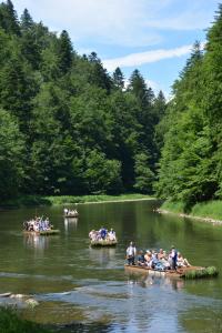 een groep mensen in boten op een rivier bij Chata Pieniny in Lesnica