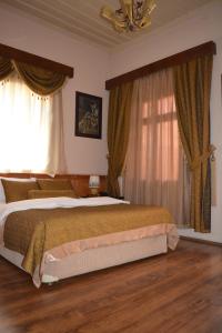 a bedroom with a large bed and a window at Osmanli Marco Pasha Hotel in Tarsus