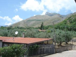 a house with a fence and mountains in the background at Globetrotter in Formia