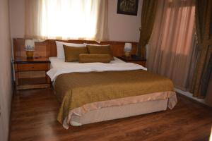 a bedroom with a large bed and a window at Osmanli Marco Pasha Hotel in Tarsus
