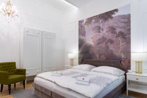 A bed or beds in a room at Chestnut & Eliza Suites - Superior Homes Downtown