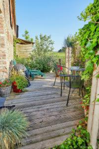 un ponte di legno con tavolo e panche. di Bulles et Natures B&B a Hergnies