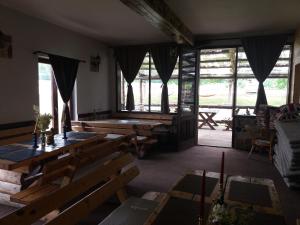 プルジネにあるMotel Zaborjeの木製のテーブルとベンチ、窓が備わる客室です。 +41枚の写真