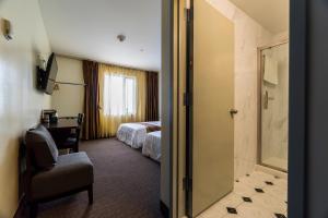 Postel nebo postele na pokoji v ubytování John Hotel
