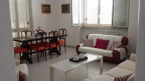 een woonkamer met een bank en een tafel bij Tenuta Schiauddi in Bagnolo del Salento