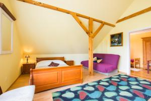 Ένα ή περισσότερα κρεβάτια σε δωμάτιο στο Agroturystyka Pod Podkową