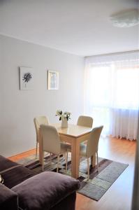 - une salle à manger avec une table et des chaises dans l'établissement Mieszkanie w Centrum Ustki, à Ustka