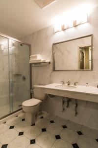 Koupelna v ubytování John Hotel + 26 fotografií