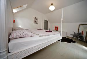 Säng eller sängar i ett rum på SárgaRigó Holiday Home