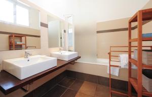 ein Badezimmer mit zwei Waschbecken und einem Spiegel in der Unterkunft Appartamento La Terrasse Zen Five stars Holiday House in Nizza + 21 Fotos