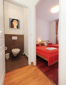 ニースにあるAppartamento La Terrasse Zen Five stars Holiday Houseのベッド2台とトイレ付きのホテルルームです。