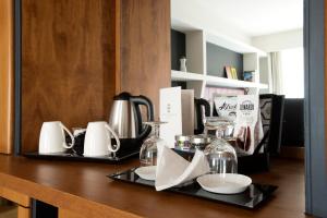 Příslušenství pro přípravu čaje a kávy v ubytování Hotel Hermitage