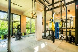 uma sala de fitness com um ginásio com muitas janelas em Pura Vida Hotel Cuxhaven em Cuxhaven