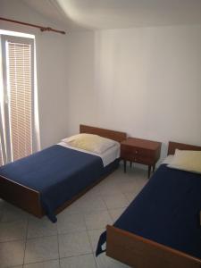 1 dormitorio con 2 camas individuales y ventana en Apartments Selez, en Mandre