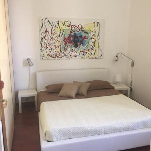 パレルモにあるxxxのベッドルーム1室(ベッド1台付)が備わります。壁には絵画が飾られています。