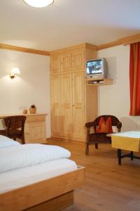 Un pat sau paturi într-o cameră la Hotel Gomagoierhof