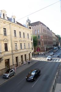 een straat met auto's die door een straat met gebouwen rijden bij Apartments City Center in Zagreb