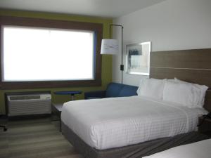 Postel nebo postele na pokoji v ubytování Holiday Inn Express & Suites - Houston NW - Cypress Grand Pky by IHG