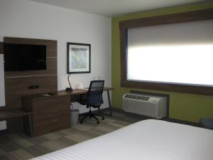 TV a/nebo společenská místnost v ubytování Holiday Inn Express & Suites - Houston NW - Cypress Grand Pky by IHG