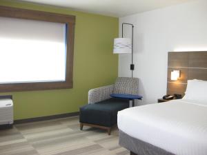 Postel nebo postele na pokoji v ubytování Holiday Inn Express & Suites - Houston NW - Cypress Grand Pky by IHG