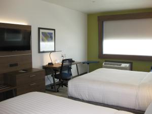 Postel nebo postele na pokoji v ubytování Holiday Inn Express & Suites - Houston NW - Cypress Grand Pky by IHG