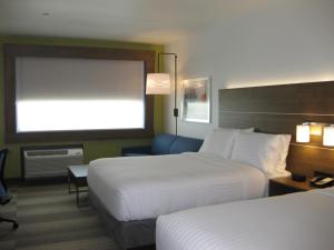 Postel nebo postele na pokoji v ubytování Holiday Inn Express & Suites - Houston NW - Cypress Grand Pky by IHG