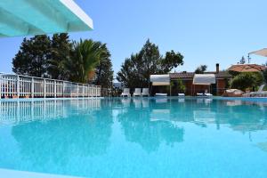 Bazén v ubytování Hotel Montiruju nebo v jeho okolí