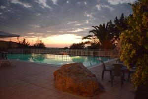 Bazén v ubytování Hotel Montiruju nebo v jeho okolí