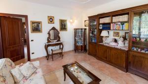 a living room with a couch and a table at Casa Felice in Vietri sul Mare