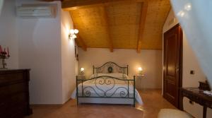 een slaapkamer met een bed en een houten plafond bij Casa Felice in Vietri