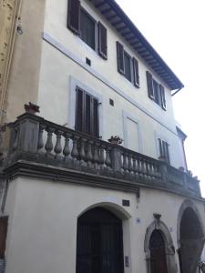 ein weißes Gebäude mit Balkon darüber in der Unterkunft Via G Mameli 94 ZTL zona tempo libero in Spoleto