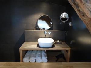 Ванная комната в L'appartement de Margot +32 фотографии