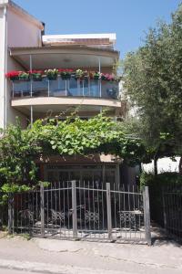 un edificio con una puerta con flores. en Egon Apartments, en Budva