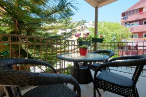 un patio con 3 sillas y una mesa en el balcón en Egon Apartments, en Budva